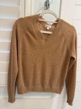 Minnie Rose Soft V-Neck Cashmere Sweater in Camel